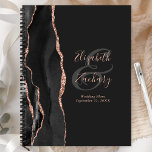 Agenda Planes de Boda negro de Rosa negro de oro oscuro d<br><div class="desc">Este elegante y moderno planificador de bodas presenta un diseño de acuarela negra adornado con un falso purpurina de oro rosa. Personalizar fácilmente el texto rosa rosa en un fondo fuera de negro, con los nombres de la novia y el novio en caligrafía de escritura a mano sobre un gran...</div>