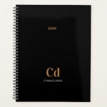 Agenda Planner de 2025 para el monograma de oro negro<br><div class="desc">Manténgase organizado con estilo con el "Black Gold Monogram 2025 Planner". Este elegante y moderno planificador combina el negro atemporal con elegantes acentos dorados, creando un sofisticado diseño que es perfecto para uso personal o profesional. La función de monograma de personalizable le permite añadir sus iniciales, haciéndolo único suyo o...</div>
