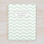 Agenda Planner de patrón geométrico verde moderno de la C<br><div class="desc">bloc de planner diseñado por personalizados con un diseño de zag/chevron verde pastel con un nombre personalizado.</div>