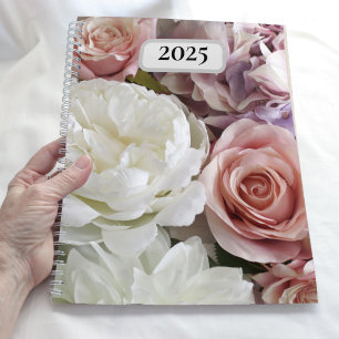 Agenda Planner floral anual con flores rosadas y blancas