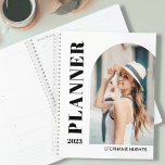 Agenda Planner fotográfico moderno 2023<br><div class="desc">Este elegante Planner 2023 presenta una tipografía moderna y una plantilla fotográfica. Personalizable fácil con tu foto,  año y nombre.</div>