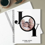 Agenda Planner fotográfico personalizado de 2023<br><div class="desc">Este moderno y elegante Planner 2023 presenta la palabra JOY en negrita tipografía negra sobre un fondo blanco. Personalizable fácil con tu foto,  nombre y año.</div>