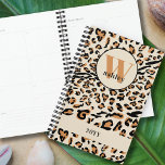 Agenda Planner Monogramado moderno Leopard Print 2023<br><div class="desc">Huella de leopardo,  monocroma de planner en color crema y moreno. La plantilla está lista para que agregue su monograma (inicial y nombre) y el año. Diseño moderno de tipografía e impresión animal de moda.</div>