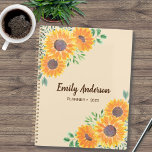 Agenda Planner personalizado de girasol amarillo 2023<br><div class="desc">Este Planner de bonito está decorado con girasoles acuáticos y follaje verde sobre un suave fondo beige. El texto es marrón oscuro. Puede personalizarlo agregando su nombre y cambiando el año. Utilice la opción Herramienta de diseño para cambiar el tamaño, estilo y color del texto. Porque creamos nuestra obra de...</div>