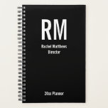 Agenda Plantilla de texto de monograma en blanco y negro<br><div class="desc">Este planificador negro tiene grandes letras blancas para un monograma personalizado en la parte superior. En el monograma, hay dos líneas de texto para mostrar que se pueden reemplazar con el nombre y el título apropiados. En la parte inferior, el texto en blanco indica 2025 Planner, pero puede editar el...</div>