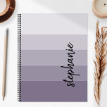 Agenda Pluma de bloque de color de firma personalizada 20<br><div class="desc">Este moderno y moderno diseño presenta cinco rayas de colores en tonos degradados,  desde la luz hasta la ciruela media. Personalízalo con tu nombre en escritura vertical de escritura a mano con firma negra.</div>