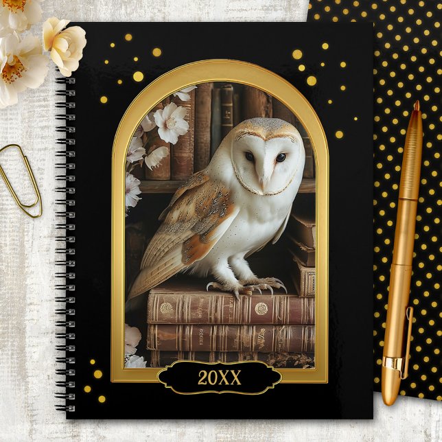 Agenda Profesor de búho lindo Año de clase  (Gold and black year planner featuring a cute barn owl on books, surrounded by festive confetti)