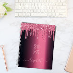 Agenda Purpurina burdeos rosa goteo monograma 2025<br><div class="desc">Un fondo oscuro de color burdeos con elegantes goteos en purpurina color rosa cereza, pinturas con goteo. Plantilla de un año (boca abajo) Personalizar y agregar un nombre. El nombre está escrito en rosa claro con una escritura de estilo moderno con letras a mano. Perfecto para la escuela, el trabajo...</div>