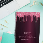 Agenda Purpurina de color burdeos rosa gotea monograma de<br><div class="desc">Un fondo oscuro de color burdeos con elegantes goteos en purpurina color rosa cereza, pinturas con goteo. Plantilla de un año, cualquier año. Personalice y agregue un nombre y un título. El nombre está escrito en rosa claro con una escritura de estilo moderno con letras a mano. Perfecto para la...</div>