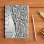 Agenda Purpurina de imitación plateada Glam Bling Metaliz<br><div class="desc">Este diseño puede ser personalizado en el área proporcionada cambiando la foto y/o el texto. O puede personalizarse haciendo clic en Personalizar esta plantilla y, a continuación, eligiendo la opción de hacer clic en el personalizar y eliminando o cambiando el color del fondo, agregando texto, cambiando el color o estilo...</div>