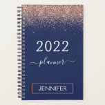 Agenda purpurina de Monograma Azul de la Marina de Guerra<br><div class="desc">Oro Rosa 2022 - Nombre monograma del Purpurina Rubor Pink and Navy Blue Sparkle o Ordenador de calendario espiral inicial. Esto hace que el dulce perfecto cumpleaños 16, boda, ducha de novia, aniversario, ducha de bebé o fiesta de soltera sea regalo para alguien que ama el lujo glam y los...</div>