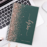 Agenda purpurina de oro del Rosa verde esmeralda personal<br><div class="desc">Personalice este elegante diseño moderno con su nombre en escritura de escritura a mano con firma rosa rosa vertical en un fondo verde esmeralda recortado con un borde purpurina falso oro rosa. Añadir el año en letra sans serif. (Para mantener los cambios al principio y al final del nombre, reemplace...</div>