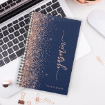 Agenda purpurina de oro Rosa azul de la Marina Personaliz<br><div class="desc">Personalice este elegante diseño moderno con su nombre en escritura de escritura a mano con firma rosa rosa vertical en un fondo azul marino recortado con un borde purpurina falso oro rosa. Añadir el año en letra sans serif. (Para mantener los cambios al principio y al final del nombre, reemplace...</div>