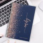 Agenda purpurina de oro Rosa azul de la Marina Personaliz<br><div class="desc">Personalice este elegante diseño moderno con su nombre en escritura de escritura a mano con firma rosa rosa vertical en un fondo azul marino recortado con un borde purpurina falso oro rosa. Añadir el año en letra sans serif. (Para mantener los cambios al principio y al final del nombre, reemplace...</div>