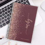 Agenda purpurina de oro Rosa de Borgoña Personalizado de<br><div class="desc">Personalice este diseño moderno y elegante con su nombre en escritura de escritura a mano con firma rosa rosa vertical en un fondo borgoñado con un borde purpurina falso oro rosa. Añadir el año en letra sans serif. (Para mantener los cambios al principio y al final del nombre, reemplace sólo...</div>