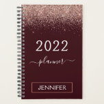 Agenda purpurina de oro rosa de la Rubor borgoña de 2022<br><div class="desc">2022 Rosa Gold - Rubor Pink and Burgundy Sparkle Purpurina Monograma Nombre o Calendario Espiral Inicial Planificador. Esto hace que el dulce perfecto cumpleaños 16, boda, ducha de novia, aniversario, ducha de bebé o fiesta de soltera sea regalo para alguien que ama el lujo glam y los estilos de moda....</div>