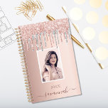 Agenda purpurina de oro Rosa foto personalizado rosa plat<br><div class="desc">Un fondo dorado rosa con elegantes goteos en purpurina rosa de imitación, rosado y falso plateado, pinturas de goteo. Personaliza y agrega tu propia foto, nombre y un año. El nombre está escrito en oro rosa oscuro con un gran guión de estilo moderno con letras a mano con toques. Para...</div>