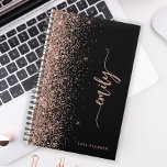 Agenda purpurina de oro Rosa negro personalizado de 2025<br><div class="desc">Personalice este diseño moderno y elegante con su nombre en escritura manuscrita con firma rosa rosa vertical en un fondo negro recortado con un borde purpurina falso de oro rosa. Añadir el año en letra sans serif. (Para mantener los cambios al principio y al final del nombre, reemplace sólo las...</div>