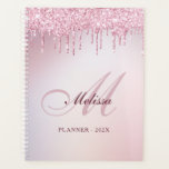 Agenda purpurina elegante de color púrpura rosa de monogr<br><div class="desc">Grabado de escritura elegante monograma con un elegante fondo metálico rosado con purpurina de color púrpura de oro rosa. Las características del texto se pueden personalizar.</div>