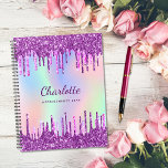 Agenda Purpurina morado blanco gotea monograma rosa 2023<br><div class="desc">Un fondo holográfico de color arcoiris y unicornio. Decorada con purpurinas falsos gotean en violeta y rosa. Personalice y agregue un nombre, letras de color púrpura y su texto en la columna vertebral. Perfecto para la escuela, el trabajo, la familia, volver a la escuela. El nombre está escrito con una...</div>