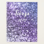 Agenda Purpurina morado de Ombre chunky personalizado<br><div class="desc">Un nombre moderno en negrita en blanco con una sombra azul oscura sobre un planificador en blanco. El tamaño del tipo de letra, el color y el estilo son personalizables. Aumente el tamaño del tipo de letra de los nombres cortos si lo desea. El fondo es un falso confetti azul...</div>