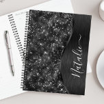 Agenda Purpurina negro metálico personalizado<br><div class="desc">Personalice fácilmente este metalizado cepillado negro y glamoroso planificador con patrones purpurina con su propio nombre personalizado.</div>