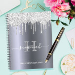 Agenda Purpurina plateado gotea libro de citas de glam<br><div class="desc">Un falso fondo metálico plateado con elegantes goteos en purpurina plateado fino, pinturas de goteo. Personalice y agregue un nombre, una letra monográfica y un título. El nombre está escrito en blanco con un gran guión de estilo moderno con letras a mano con toques. Texto de color blanco y gris....</div>