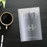 Agenda Purpurina plateado gotea libro de citas glam 2023<br><div class="desc">Un falso fondo metálico plateado con elegantes goteos en purpurina plateado fino, pinturas de goteo. Personalice y agregue un nombre, una letra monográfica y un título. El nombre está escrito en blanco con un gran guión de estilo moderno con letras a mano con toques. Texto de color blanco y gris....</div>