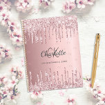 Agenda purpurina rosa Rubor gotea sobre el guión monogram<br><div class="desc">Un fondo de color rosa rosado metálico con goteo falso de purpurina,  pinturas de goteo. Personalice y añada sus iniciales de monograma,  nombre y título/año (cualquier año) Sus iniciales de monograma como patrón en el fondo.</div>