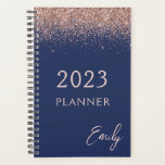 Agenda purpurina rosa Rubor Rosa azul de la marina de 202<br><div class="desc">2023 Azul marino y oro Rosa - Nombre de monograma del Purpurina de espuma rosada de Rubor y bloc de notas de espiral inicial. Esto hace que el dulce perfecto cumpleaños 16, boda, ducha de novia, aniversario, ducha de bebé o fiesta de soltera sea regalo para alguien que ama el...</div>