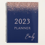 Agenda purpurina rosa Rubor Rosa azul de la marina de 202<br><div class="desc">2023 Azul marino y oro Rosa - Nombre de monograma del Purpurina de espuma rosada de Rubor y bloc de notas de espiral inicial. Esto hace que el dulce perfecto cumpleaños 16, boda, ducha de novia, aniversario, ducha de bebé o fiesta de soltera sea regalo para alguien que ama el...</div>