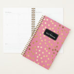 Agenda Purpurinas de oro rosado en candelero año y planif<br><div class="desc">Comience su año libre a pie derecho con este planificador personalizado de semana y mes de moda que presenta un patrón de puntos falsos dorados brillados en un fondo rosado de caramelo. No te olvides de personalizar del frente con el año y el nombre que elijas.</div>