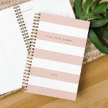 Agenda Rayo rosa y blanco personalizado de Rubor<br><div class="desc">El planner personalizado de la moda incluye rayas blancas y nítidas con su nombre o monograma en elegantes letras en blanco y negro. Personalice con el año a lo largo de la parte inferior.</div>