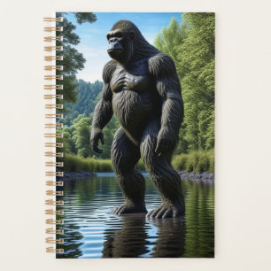 Agenda Reflejo de Bigfoot musculoso en el agua