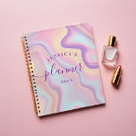 Agenda Resumen Holográfico amarillo rosado rosado<br><div class="desc">Un planificador moderno y giradamente personalizado. El diseño presenta un fondo holográfico abstracto iridiscente púrpura,  rosa,  azul y amarillo. Personalizar con su propio texto,  nombre y año.</div>