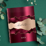 Agenda Rosa de Borgoña oro agate nombre de mármol 2025<br><div class="desc">Borgoña,  oro rosa metalizado y agate,  estampado de piedra de mármol como fondo. Personaliza y agrega tu nombre. El nombre está escrito con una escritura de estilo con letras a mano moderna.</div>
