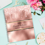 Agenda Rosa de oro metálico elegante purpurina monograma<br><div class="desc">Un fondo de color oro rosa y metal dorado falso con una banda de oro rosa y de oro falso. Decorada con rosas de purpurina de imitación dorada, con pinturas que gotean. Personaliza y agrega un año, tu nombre y un título al frente. Cartas negras. El nombre está escrito con...</div>