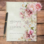 Agenda Rosa de Rubor rosa moderno y elegante Boda Lily Gr<br><div class="desc">El diseño de este planificador nupcial presenta un suave spray lateral floral de color blanco, rosa rubor y crema de rosas y lirios sobre un fondo acuático verde de salvia suave. La parte posterior continúa con el diseño. Este diseño forma parte del Delicate Modern Pink Rubor Rosa y el boda...</div>