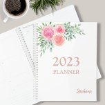 Agenda Rosa floral<br><div class="desc">Este paramédico está decorado con un ramo acuático de rosas y follaje en tonos rosa, rubor y verde. Personalizable fácil con el año y tu nombre. Utilice la Herramienta de diseño para cambiar el tamaño, estilo o color del texto. A medida que creamos nuestra obra de arte no encontrarás esta...</div>