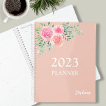Agenda Rosa floral Gold<br><div class="desc">Este planificador de bonitos está decorado con un ramo de rosas acuáticos y follaje en tonos rosa, rubor y verde sobre un fondo dorado subió. Personalizable fácil con el año y tu nombre. Utilice la Herramienta de diseño para cambiar el tamaño, estilo o color del texto. A medida que creamos...</div>