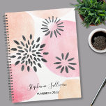 Agenda Rosa floral personalizado<br><div class="desc">Este bonito de diseño rosa pastel está decorado con una estampación floral abstracta a mano sobre un fondo acuático en tonos rosa y coral. Puede personalizar cambiando el año y el nombre o convirtiéndolo en un monograma si lo prefiere. Diseño original © Michele Davies.</div>