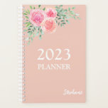Agenda Rosa floral Rubor<br><div class="desc">Este paramédico está decorado con un ramo de agua de rosas y follaje en tonos rosa, rubor y verde sobre un fondo dorado subió. Personalizable fácil con el año y tu nombre. Utilice la Herramienta de diseño para cambiar el tamaño, estilo o color del texto. A medida que creamos nuestra...</div>