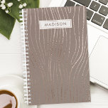 Agenda Rosa Gold Wood Grain Abstract Luxe Glam<br><div class="desc">Rosa Gold Wood Grain Resumen Lujo Planner Glam. patrón de grano de rosa de oro lujoso líneas metálicas. Patrón moderno y moderno de chicas. Personalice este diseño personalizado con su propio nombre o texto.</div>