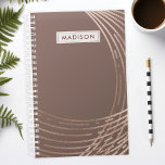 Agenda Rosa Gold y Mauve Resumen Personalizado<br><div class="desc">Manténgase organizado con estilo con este planificador subió de oro y mauve abstracto de moda personalizada. Perfecto para mujeres que aman la moda y los diseños contemporáneos, este planificador combina elegancia con funcionalidad. El moderno diseño abstracto y los lujosos acentos de oro rosa le dan un toque de sofisticación a...</div>