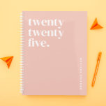 Agenda Rosa lindo de las niñas 2025<br><div class="desc">Sea cual sea el propósito de su visita el Personalized Cute Girly Pink 2025 Planner es una excelente elección para su estancia en Phuket. Ideal para navidades de ideas de regalo, este planificador es perfecto para navidades regalos de ideas para chicas adolescentes y navidades regalos de ideas para mujeres por...</div>
