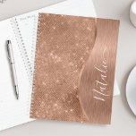 Agenda Rosa metálico Purpurina de oro personalizado<br><div class="desc">Personalice fácilmente este metalizado y glamoroso planificador con motivos purpurinas,  de color dorado,  con su propio nombre personalizado.</div>