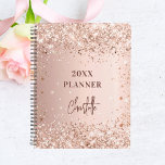 Agenda Rosa oro blush purpurina nombre script glam 2023<br><div class="desc">Un falso fondo metálico de color oro rosa con finos purpurinas,  chispas. Personalice y agregue un nombre. El nombre está escrito en oro rosa oscuro con una gran escritura con letras a mano,  estilo de firma. Perfecto para la escuela,  el trabajo o la organización de su vida personal/familiar.</div>