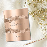 Agenda Rosa oro metalizado agate nombre de mármol script<br><div class="desc">Rosa de oro agate,  huella de piedra de mármol como fondo. Personaliza y agrega tu nombre. El nombre está escrito con una escritura de estilo con letras a mano moderna.</div>