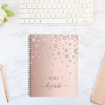 Agenda Rosa oro rubor brillo diamantes nombre 2023<br><div class="desc">Un falso fondo metálico de color oro rosa con elegantes diamantes de imitación de color oro rosa. Personalice y agregue un año y un nombre. El nombre está escrito en oro rosa oscuro con un gran guión de estilo moderno con letras a mano con toques. Para que los cambios sólo...</div>