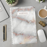 Agenda Rosa Personalizado de nombres personalizados de má<br><div class="desc">Manténgase organizado con estilo con nuestro planificador personalizado personalizado Gold Gray Marble. Este elegante planificador cuenta con un diseño de moda de rosa dorado y mármol gris, perfecto para seguir el ritmo de su horario, tareas y objetivos. Agrega tu nombre o un mensaje especial para un toque personalizado. Ideal para...</div>